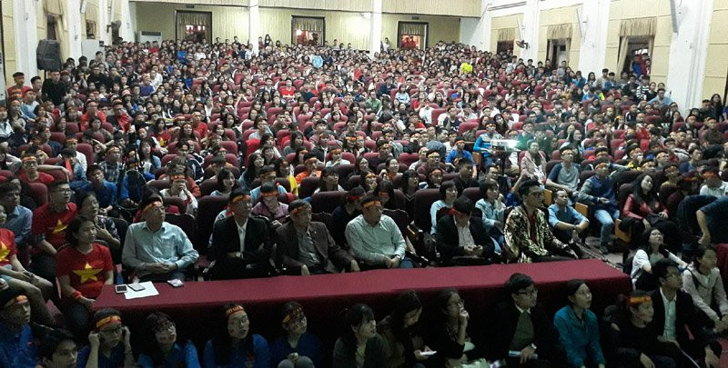 Đây là hình ảnh tại hội trường của một ngôi trường đại học trên địa bàn Hà Nội khi thầy hiệu trưởng, các thầy cô hòa mình cùng sinh viên của trường để cổ vũ các cầu thủ Việt Nam thi đấu.