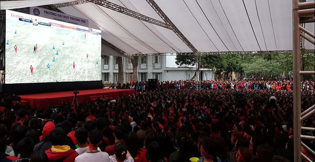 Ngay trước trận đấu giữa đội tuyển Olympic Việt Nam và Syria tại vòng tứ kết Asiad 2018, nhiều dân mạng đã cho đăng tải những bức hình không khí cổ vũ của học sinh - sinh viên Việt Nam để lên tinh thần và tăng sức nóng của trận đấu.