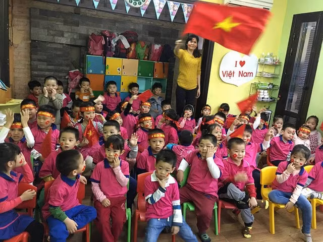 Có thể coi việc tổ chức cho học sinh - sinh viên xem bóng đá tập thể là một hoạt động ngoại khóa để thúc đẩy tinh thần yêu nước.