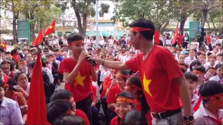 Những game show giữa thời gian nghỉ hai hiệp của trận đấu có các mặt đội tuyển Việt Nam không chỉ giúp các học sinh hiểu thêm về môn thể thao vua mà còn có thể mở mang kiến thức về những nhân vật, sự kiện xung quanh.