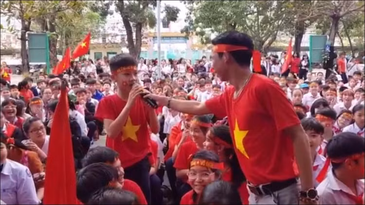 Những game show giữa thời gian nghỉ hai hiệp của trận đấu có các mặt đội tuyển Việt Nam không chỉ giúp các học sinh hiểu thêm về môn thể thao vua mà còn có thể mở mang kiến thức về những nhân vật, sự kiện xung quanh.