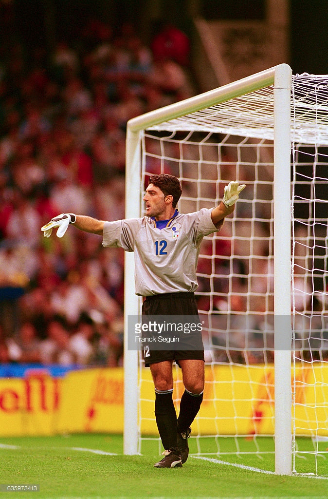 Ở World Cup 1994, thủ thành người Italia - Gianluca Pagliuca đã trở thành thủ môn đầu tiên bị truất quyền thi đấu trong lịch sử World Cup.