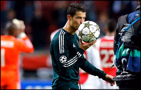 Với 5 hat-trick có được, siêu sao người Bồ Đào Nha đã sánh ngang với thành tích của đại kình địch Lionel Messi.