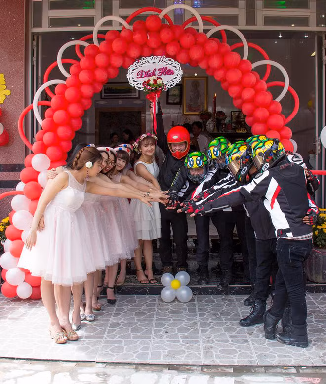 Theo tìm hiểu, chú rể Minh Đạt là chủ của một shop cung cấp bóng bay nghệ thuật và đồ dành cho các phượt thủ có tiếng tại khu vực phía Nam. Cũng vì vậy mà để phục vụ cho đám cưới của mình, anh chàng 9X này đã tự tay kết những dàn bóng nghệ thuật trang trí và chuẩn bị đồ phượt làm đồng phục cho dàn phù rể.
