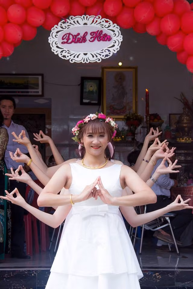 Được biết, Minh Đạt và Vân Lam quen nhau trong một chuyến đi phượt do Đạt đứng ra tổ chức, đi bằng xe máy từ TP HCM đến Bình Định. Để có được ngày vui trọn vẹn và những nụ cười hạnh phúc như hôm nay, cặp đôi đã trải qua cả những giây phút vô cùng đáng nhớ trên cung đường phượt.