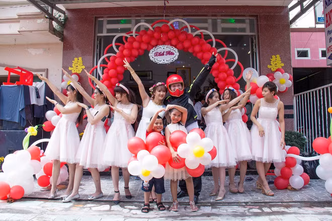 Thay vì mặc vest, đi ô tô đến xin dâu trong lễ đính hôn, chàng trai Nguyễn Minh Đạt (SN 1990, TP.HCM) lại lựa chọn trang phục bảo hộ của phượt thủ và đi xe đạp để "quậy tung" nhà gái khiến nhiều người tham dự phải bất ngờ.