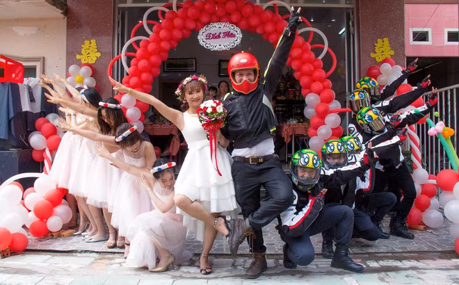 Thời gian gần đây, càng ngày các cặp đôi càng nghĩ ra nhiều cách thức để ngày cưới của mình trở nên ý nghĩa và đặc biệt hơn. Ngoài việc hóa thành siêu nhân, tạo dáng bá đạo... thì mới đây nhất việc chú rể đón dâu bằng phi đội xe đạp cực khủng với chiếc mũ bảo hiểm bá đạo đã tiếp tục nhận được những lời khen về mặt ý tưởng của cư dân mạng.