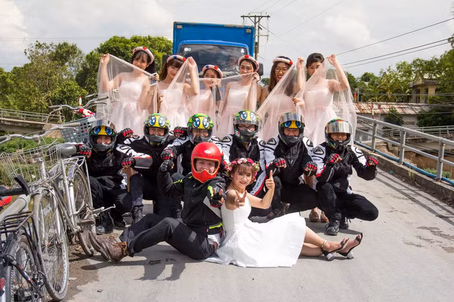 Theo chia sẻ của Minh Đạt thì anh và cô vợ Vân Lam đều là những người "mê rong ruổi" nên cũng muốn đám cưới diễn ra có sự khác lạ và gắn liền với đam mê của hai vợ chồng. Và ý tưởng lại càng được ủng hộ khi hội bạn "lầy lội" nhà trai cũng quyết tâm mặc đồ phượt để đến nhà gái xin dâu.