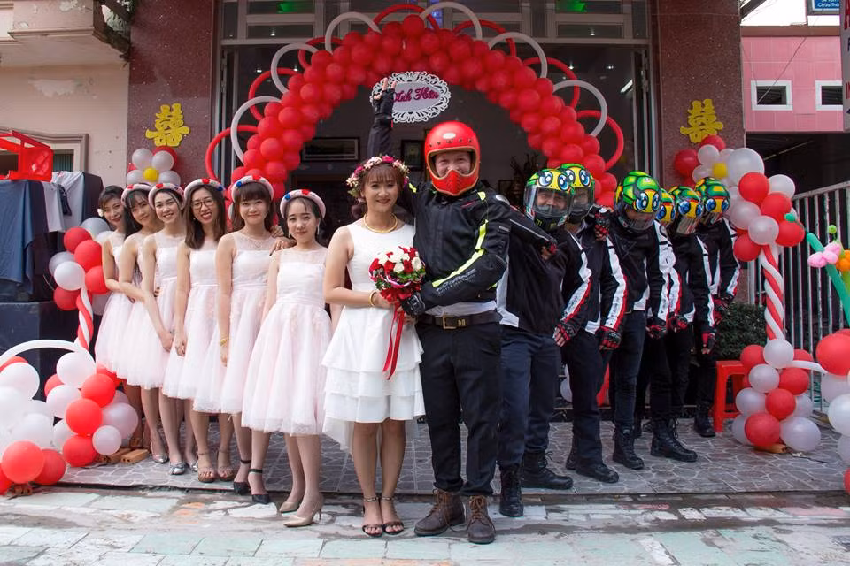 Phần che đi được khiếm khuyết trên khuôn mặt, phần cũng tạo ra sự khác biệt trong ngày đón dâu của mình là điều chú rể Minh Đạt hướng tới.