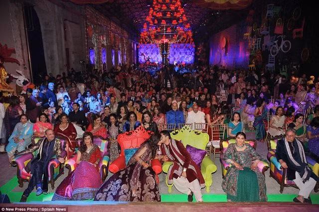 Khoảng 500 khách đã được mời tới đám cưới của chú rể Rohan Mehta và cô dâu Roshni. Đám cưới xa hoa và tốn kém này được tổ chức ở thành phố Florence tươi đẹp.