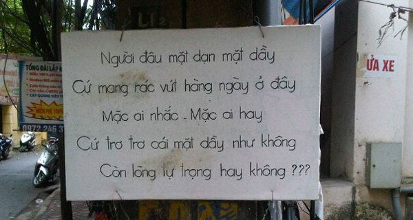 Mới đây trên mạng xã hội, nhiều dân mạng đã sưu tầm những tấm bảng cấm đổ rác bằng văn thơ và cả những câu nói khiến người xem phải buồn cười mà người đổ rác trộm phải chột dạ.