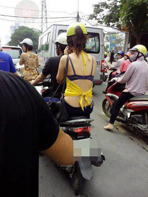 Ở một khía cạnh khác, nhiều dân mạng lại "lên án" người chụp lại những bức ảnh này và cho rằng anh ta đang xâm phạm đời tư trái phép. Chẳng hay ho gì khi bám theo một đứa con gái để chụp ảnh lại sau đó đăng lên mạng câu views.