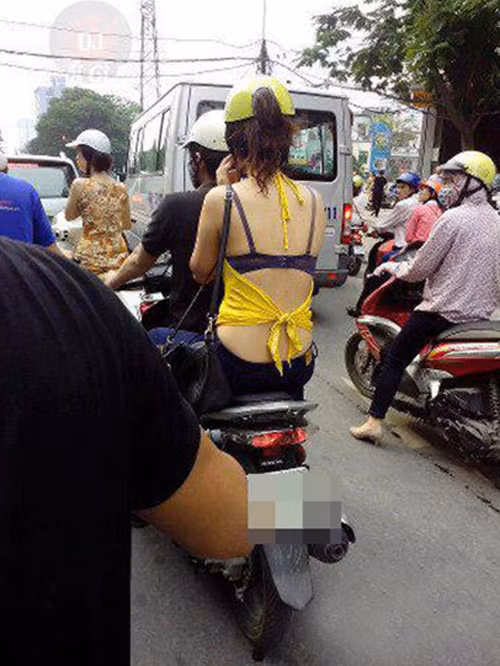 Ở một khía cạnh khác, nhiều dân mạng lại "lên án" người chụp lại những bức ảnh này và cho rằng anh ta đang xâm phạm đời tư trái phép. Chẳng hay ho gì khi bám theo một đứa con gái để chụp ảnh lại sau đó đăng lên mạng câu views.