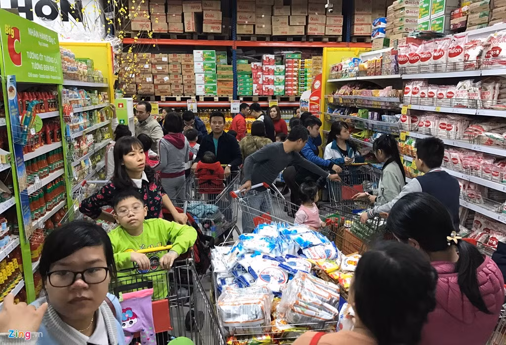 Riêng quầy thực phẩm, gia vị luôn đông nghẹt.