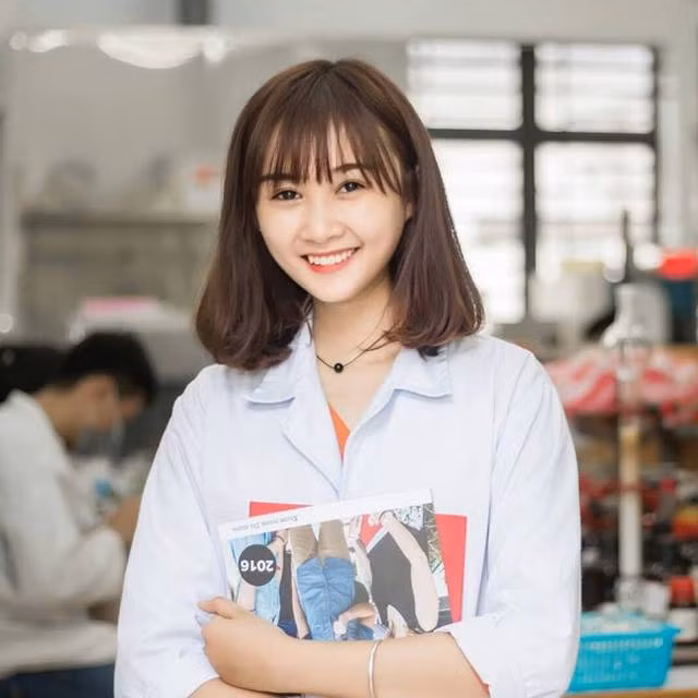 Hạ Thảo thu hút sự chú ý của mọi người bằng làn da trắng ngần, khuôn mặt ưa nhìn đặc biệt là nụ cười tỏa sáng với chiếc răng khểnh tinh nghịch.