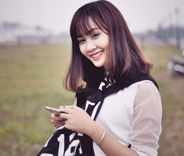 Nếu tìm vào trang cá nhân của Hạ Thảo, các thành viên mạng có thể cô nàng này sở hữu phong thái thời trang khá trẻ trung và năng động nhưng không kém phần nữ tínhvới những chiếc váy ngắn hay quần legging.