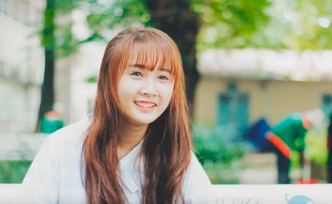Dù xuất hiện rất ít trong clip "Con gái Bách khoa nói gì về học kỳ vừa qua" nhưng bằng vẻ đẹp đáng yêu của mình, cô nàng có tên Hạ Thảo đã trở thành tâm điểm của sự tìm kiếm trên mạng xã hội,