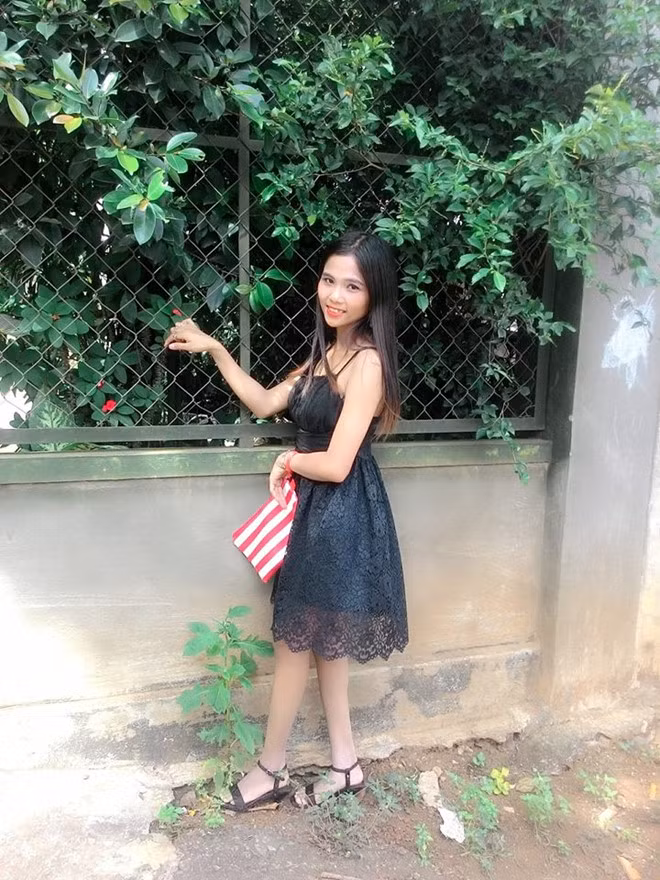 H'Hen Niê sinh ra và lớn lên tại Đắk Lắk trong gia đình có 6 anh chị em và cô là người con thứ 3. Còn cô em gái Hoa hậu Hoàn vũ H'Hen Niê được dân mạng chú ý có tên là H'Min Niê.