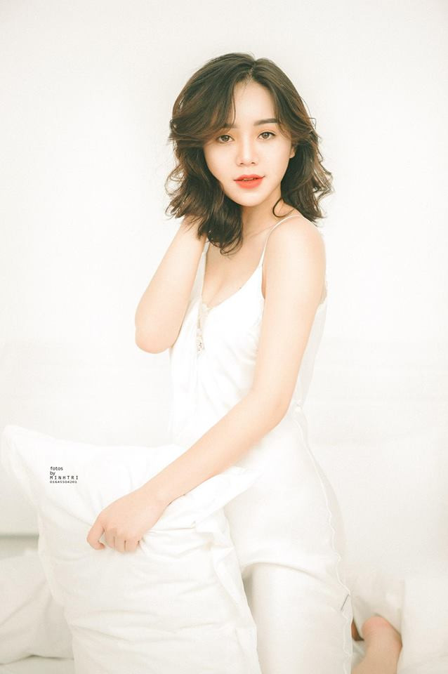 Mới đây, Quỳnh Kool lại khiến dân mạng nhắc đến mình khi cho ra mắt bộ ảnh quyến rũ, hững hờ khoe đôi vai trần nõn nà và thân hình nuột nà không tì vết.