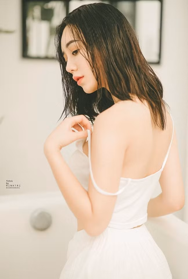 Trong phần 2 của phim Quỳnh búp bê, Đào - em gái Lan cave do hot girl Quỳnh Kool thủ vai có nhiều đất diễn hơn, cô nàng này chiếm tình cảm của người xem nhờ diễn xuất tự nhiên và nhan sắc xinh đẹp không phải bàn cãi.