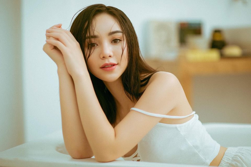 Ở nhiều bức hình, Quỳnh Kool diện đồ ngủ tạo dáng quyến rũ.