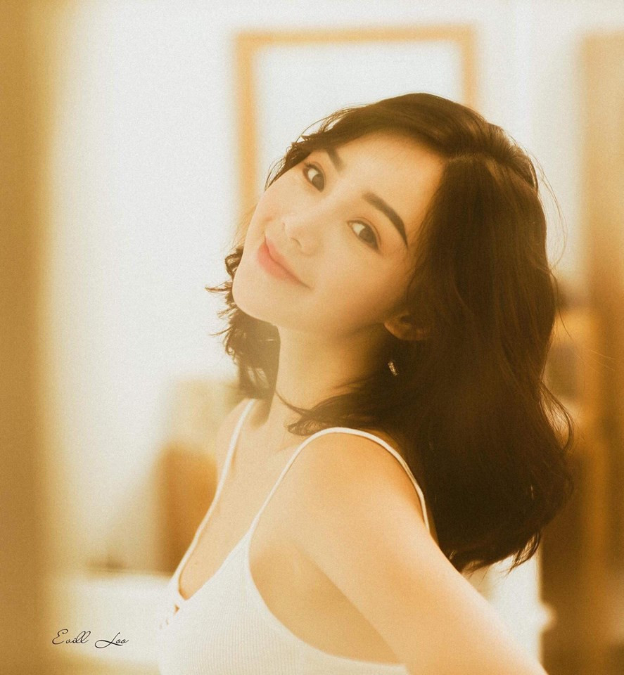 Theo dân mạng nhận xét, đa phần họ thích hình ảnh hững hờ này của Quỳnh Kool, nó không lộ kiểu phản cảm nhưng lại khiến nhiều người khó cầm lòng trước cái vẻ đẹp.