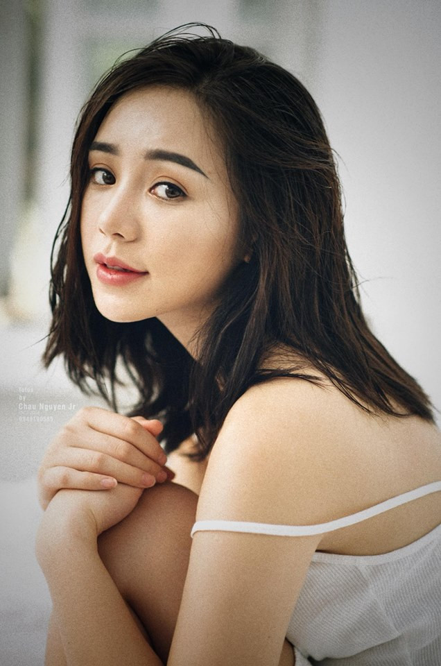 Vào ảnh với trang phục không quá cầu kì là màu trắng tinh tuyền nhưng Quỳnh Kool lại gây ấn tượng nhờ nhan sắc và đặc biệt diễn viên phim Quỳnh búp bê thể hiện thái thái chẳng chê vào đâu được.