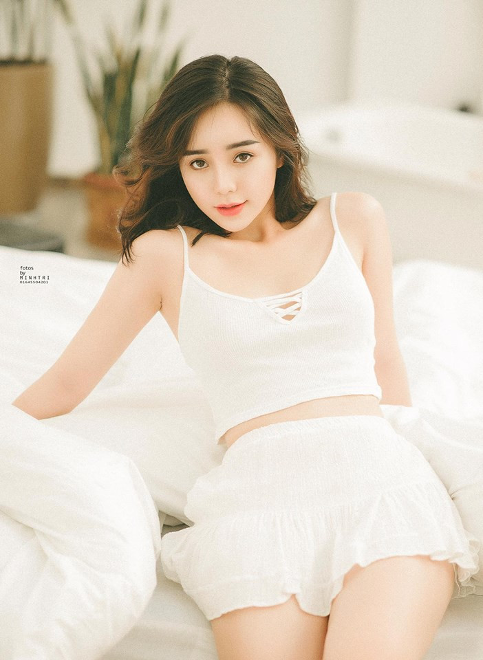 Diện áo hai dây mong manh, hot girl Quỳnh Kool khoe khéo vóc dáng nuột nà.