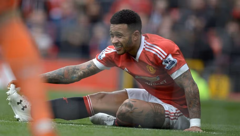 Memphis Depay là ngôi sao được kỳ vọng sẽ làm nỗi nhớ Cris Ronaldo của các CĐV Manchester United mờ dần. Vậy nhưng, điều mà cầu thủ người Hà Lan này để lại đó là sự thất vọng tràn trề. Nếu như còn muốn nằm trong diện được HLV Mourinho sử dụng, ngôi sao này cần phải cố gắng rất nhiều bởi vị trí của anh đang bị tân binh Henrikh Mkhitaryan đe dọa.