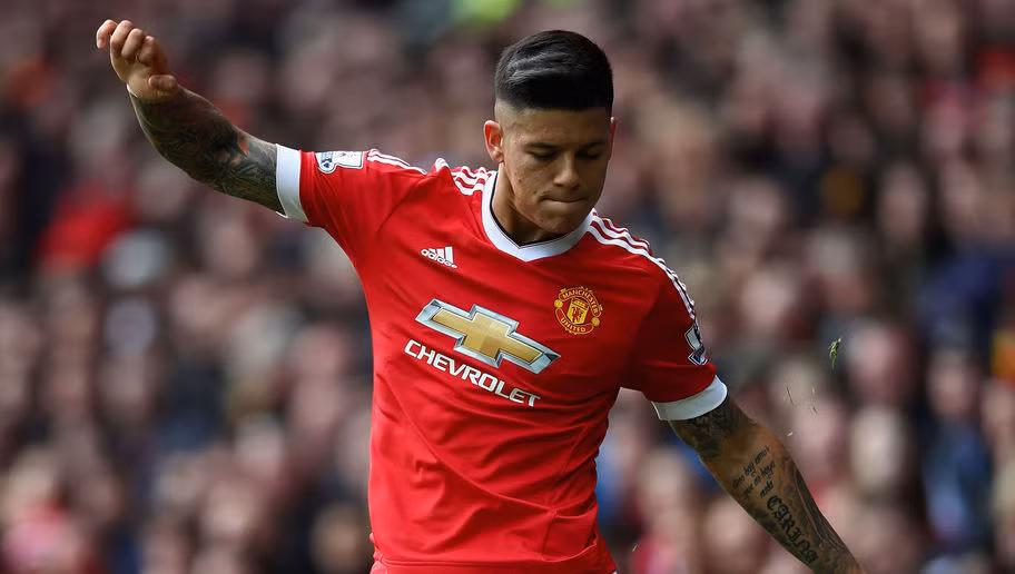 Marcos Rojo là ngôi sao bị báo động tại Manchester United đầu tiên khi Mourinho tới tiếp quản. Sau khi cập bến sân Old Trafford năm 2014, cầu thủ người Argentina này thi đấu mờ nhạt, liên tục chấn thương và còn gây rất nhiều tai tiếng với những vụ ẩu đả cùng lối sống trụy lạc ngoài sân cỏ.