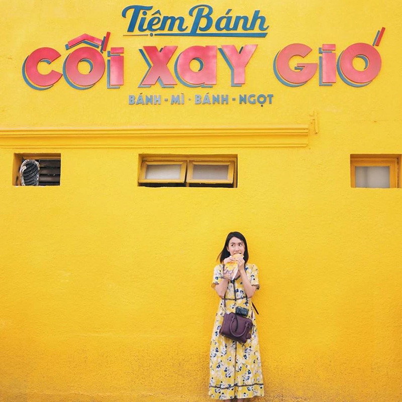 Những món ăn quen thuộc ở Đà Lạt như bánh tiêu, bánh mì... đều được hot girl Mayy R ăn thử và không quên chụp ảnh check-in lại.