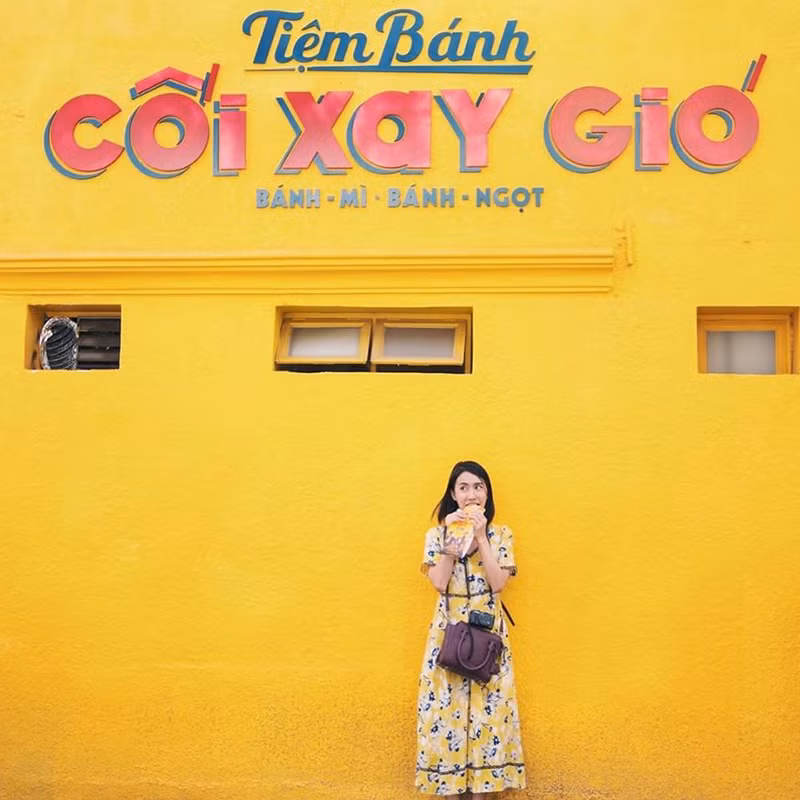 Những món ăn quen thuộc ở Đà Lạt như bánh tiêu, bánh mì... đều được hot girl Mayy R ăn thử và không quên chụp ảnh check-in lại.