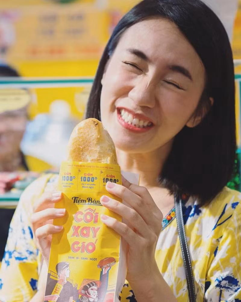 Không chỉ xinh đẹp, Mayy R còn là một beauty blogger được nhiều bạn trẻ yêu mến, trong đó, có cả giới trẻ Việt Nam.