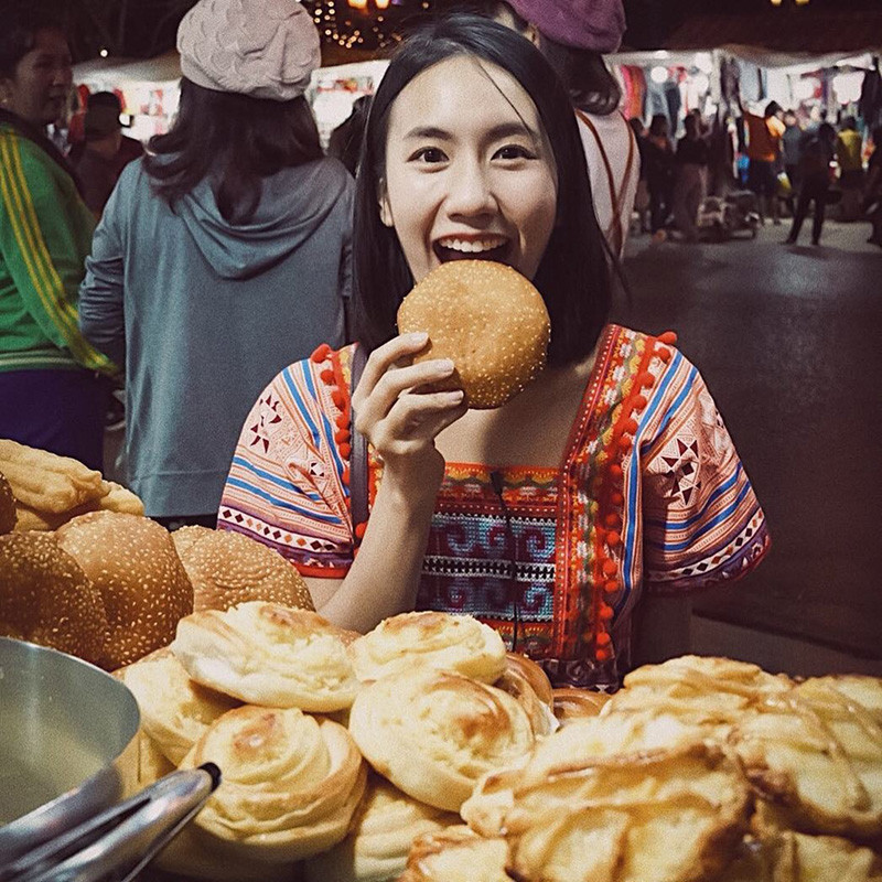 Không chỉ chụp ảnh, Mayy R còn để lại lời đánh giá cho những món ăn mình đã thưởng thức tại Đà Lạt. Hot girl Thái Lan này dành nhiều lời khen cho bánh mì: "Bánh mỳ giòn bên ngoài và mềm ở trong. Thực sự rất thích!".