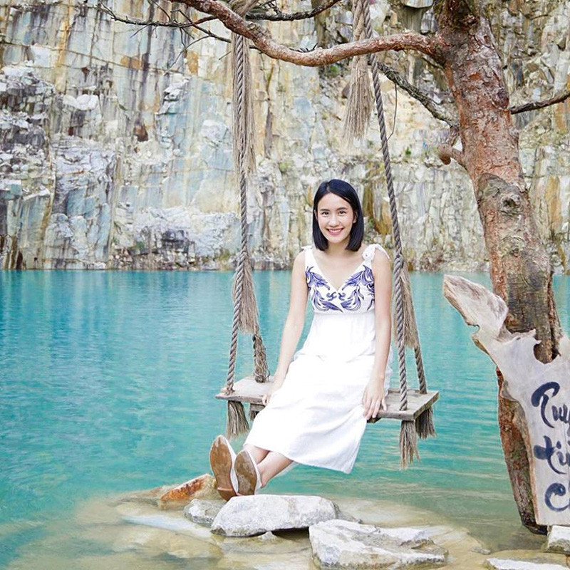 Hot girl 9X này đã check-in hầu hết các địa điểm nổi tiếng của thành phố sương mù như Tuyệt Tình Cốc, Tiệm bánh Cối xay gió, rừng thông, chợ đêm Đà Lạt…