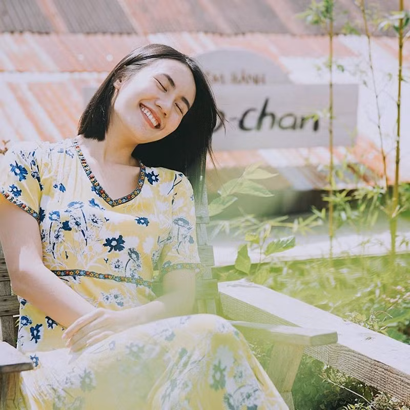  Hot girl Thái Lan - Mayy R khá nổi danh tại xứ Chùa Vàng không chỉ nhờ nhan sắc xinh đẹp từ những bức ảnh chụp thời trang mà còn từ những clip hướng dẫn chăm sóc sắc đẹp do chính mình sản xuất.