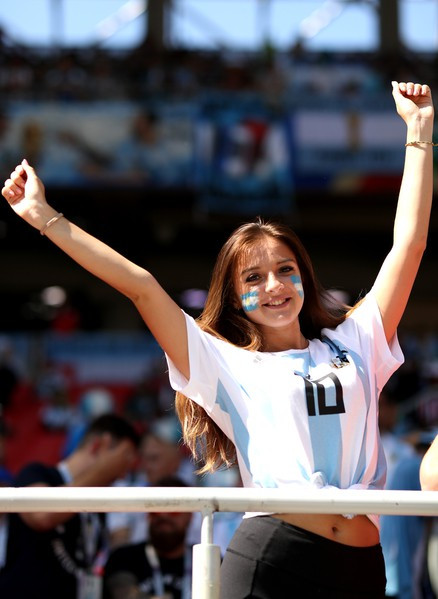 Nữ CĐV Argentina luôn bên Messi dù chàng cầu thủ ngôi sao này vẫn tịt ngòi tại World Cup.