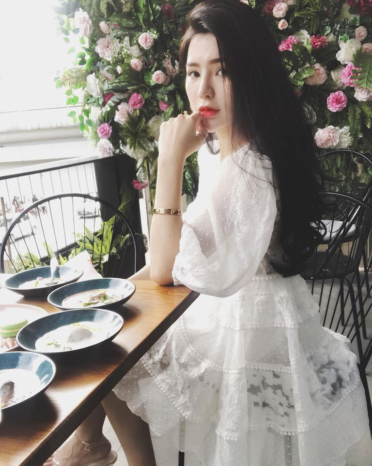 Thùy Dương tỏ ra khá bất ngờ khi nhận được khá nhiều lời mời kết bạn vì theo lời Thùy Dương thì clip cô mặc trang phục đã được quay từ hồi Tết nhưng không hiểu sao mới đây mọi người lại chia sẻ lại.