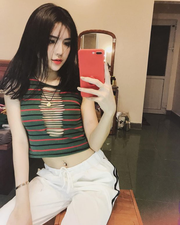 Trong trang phục dân tộc đầy màu sắc, cô bạn này đã khiến tất cả người xem phải ngẩn ngơ một lúc lâu vì vẻ ngoài quá đỗi dễ thương và nụ cười sáng bừng. Từ làn da trắng, đôi mắt cười đến gương mặt thanh tú, tất cả đều trở thành lý do khiến cư dân mạng phải nhanh chóng lao vào cuộc chiến tìm kiếm danh tính.