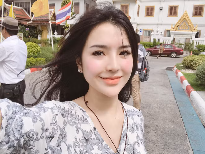 Chỉ sau ít phút tìm kiếm, dân mạng đã có thông tin về cô gái trên. Hóa ra, cô nàng không phải một thiếu nữ vùng cao thực sự, mà clip chỉ được ghi lại nhân dịp cô ghé thăm Sapa để du lịch.