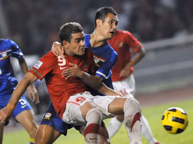 Panupong Wongsa (xanh) thi đấu cho đội tuyển quốc gia từ năm 2008 và có mặt trong đủ 3 kì AFF Cup từ đó đến nay. Anh là đội trưởng của đội tuyển Thái Lan giành ngôi á quân ở giải đấu năm 2012 và luôn được coi là chốt chặn vững chắc cho các đồng đội.