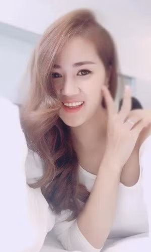 Lấy chồng xong, 1 tháng sau Trần Vượng có bầu Sinh bé gái đầu tiên xong kinh tế còn eo hẹp, hai bên nội ngoại lại không giúp đỡ gì được nên vất vả. Xong sau đó khi bé được gần 2 tuổi thì bà mẹ 9X này lại nhỡ bầu hai bé sinh đôi. "Lúc ấy cũng vừa mừng vừa lo nhưng mà nghĩ con cái là lộc trời cho nên cũng vui vẻ đón nhận. Cũng may ông trời thương cho hai bé trai trộm vía khỏe mạnh, bụ bẫm", Vượng chia sẻ.