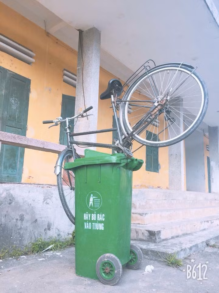 Toát mồ hôi đi tìm vì sợ mất xe đạp nhưng khi đi vòng vòng thì thấy nó lại nằm ở vị trí không thể oái oăm hơn như thùng rác, trên tầng gác mái hay là cả vườn trường.