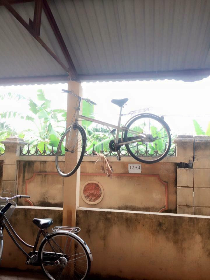 Vì muốn tìm xe cho dễ nên nhiều bạn học sinh cũng tự treo cổ chiếc xe của mình lên 1 vị trí đắc địa.