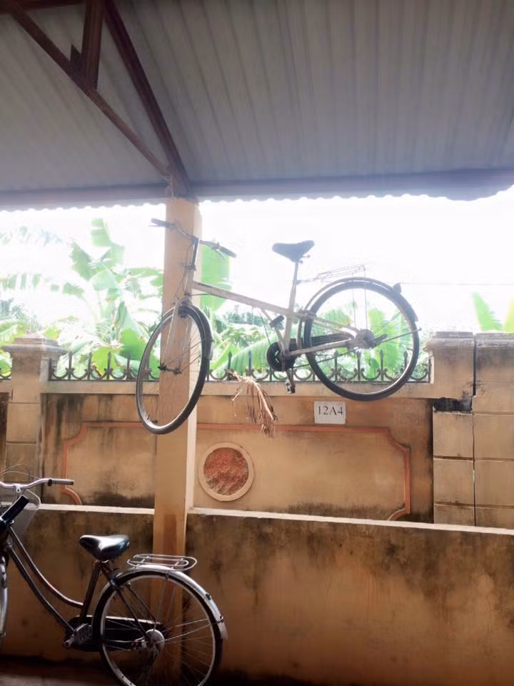 Vì muốn tìm xe cho dễ nên nhiều bạn học sinh cũng tự treo cổ chiếc xe của mình lên 1 vị trí đắc địa.