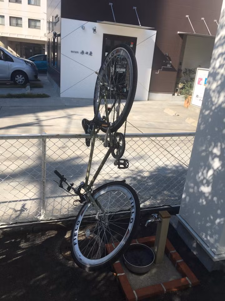 Cùng xem những trò nghịch quái đản của các học sinh với những chiếc xe đạp.