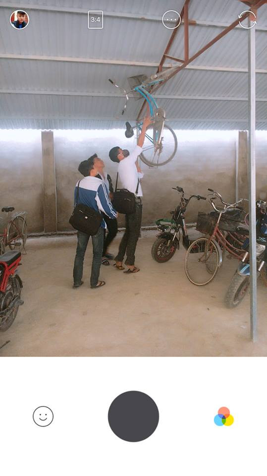 Chẳng hiểu vì sao mà chiếc xe đạp lại xuất hiện trên mái nhà.