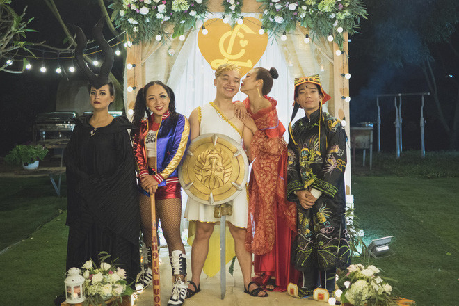 Đó có thể là Võ Tắc Thiên do cô dâu cosplay, là một vị thần Hy Lạp do chú rể đóng, là Harley Quinn, là Joker, là Maleficent, là Bao Thanh Thiên, là vô số tiên nữ.