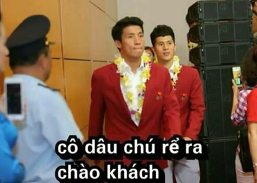 Không chỉ nói chuyện tình tứ như thật, 2 chàng trai còn có cả kho ảnh chụp chung hài hước vô cùng và khiến nhiều người phải ôm bụng cười, đặc biệt là những bức ảnh được dân mạng thêm phần lời tựa.