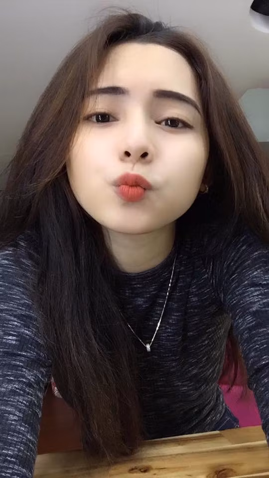 Ngắm nhìn, nữ sinh 9X Long An này nhiều dân mạng còn bình phẩm rằng cô có nét gì đó hao hao giống với Thiên Nga The Face đặc biệt là ở vị trí khuôn miệng. Tuy nhiên, số khác lại bảo xinh và có nét hơn.